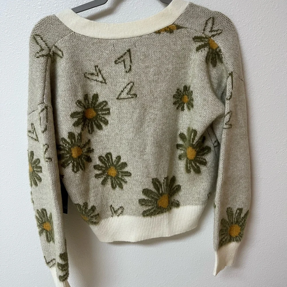 Girl.ish women’s Floral Patterned Cream and Green Sweater NWT size xs - Picture 2 of 4